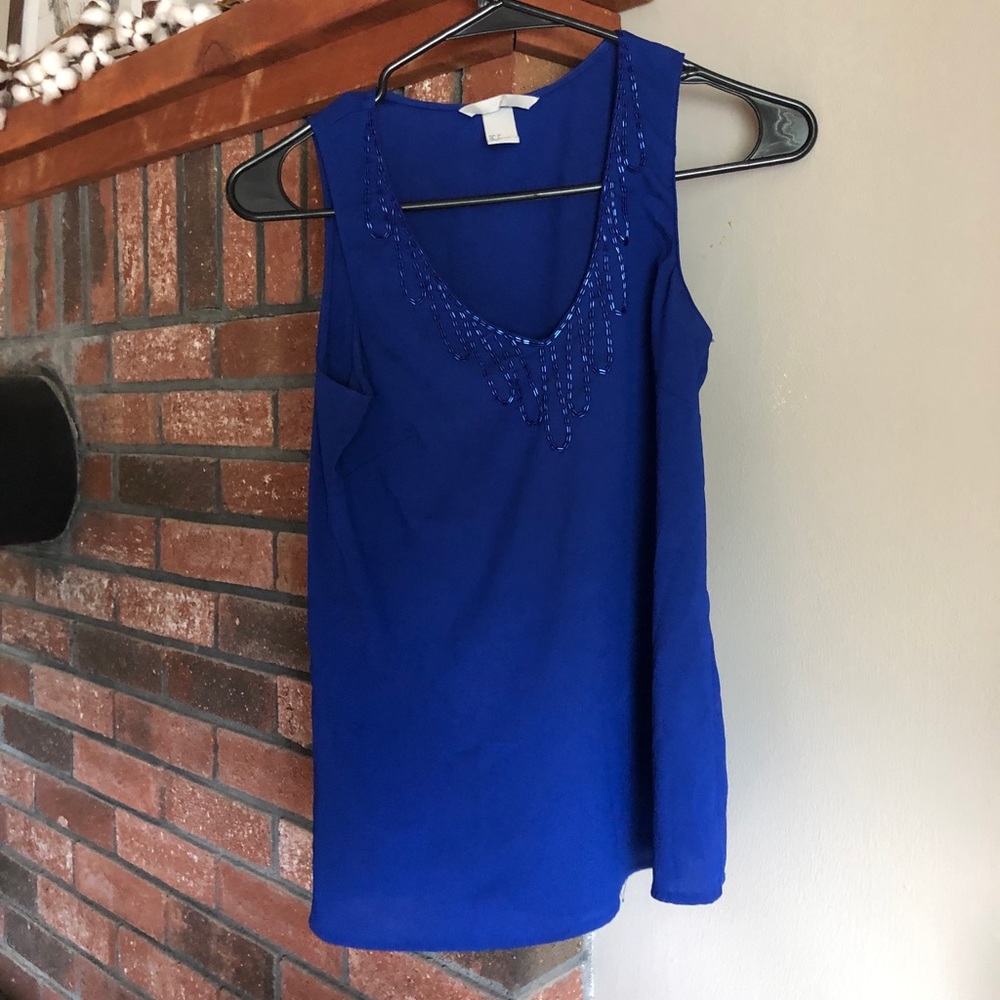 Blue V-neck sleeveless blouse with beading